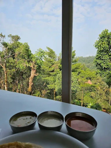 Guests dining at Redstone villas